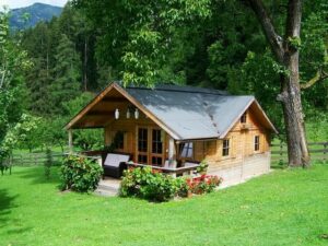 Tiny House vs Shome small-wooden-house-906912_640