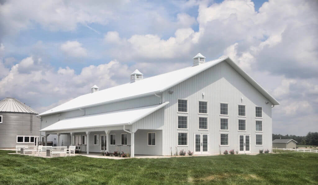 White wedding barn Burlington, Iowa for rent